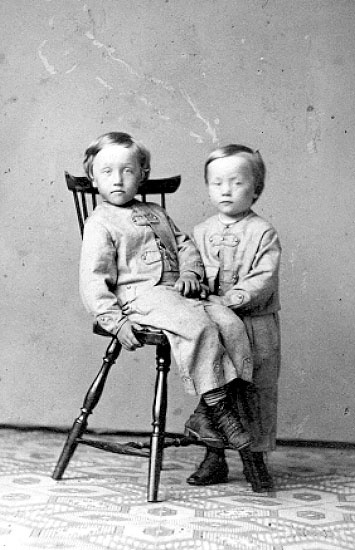 Tvillingarna Ernst Wilhelm och Arvid Emil Sandsjö, söner till Kyrkoherde Sandsjö i Hjo.