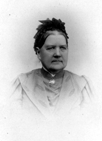 Prostinnan Sofia Dorotea Timberg, född Kullberg.
Född 1826 i Värings sn.
Död i Gårdsjö 1904.
Gift med kyrkoherde Anders Timberg i Forshem.