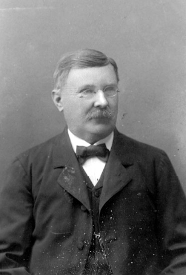 Rektor Jonas Fridolf Ödberg.
Född 1845 i Arnäs socken, Ångermanland.
Död 1916 i Skara.