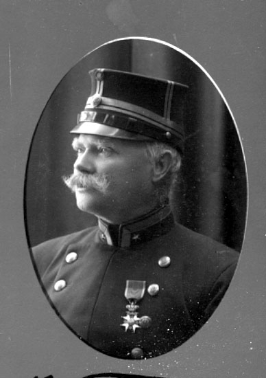 Hjalmar Ludvig Travenfelt.
Född 1851 i Jäders sn.
Bodde år 1900 som kapten vid Sörmlands regemente i Strängnäs.
Död 1937 i Askersund.