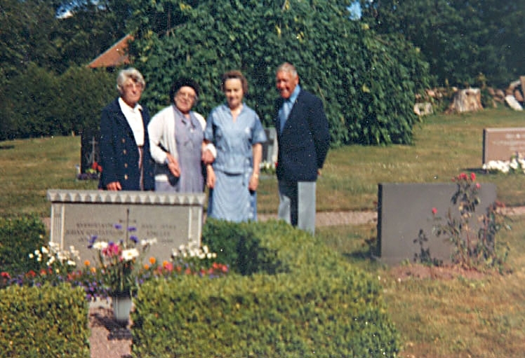 Elsa Eriksson m. fl. på Högstena kyrkogård.