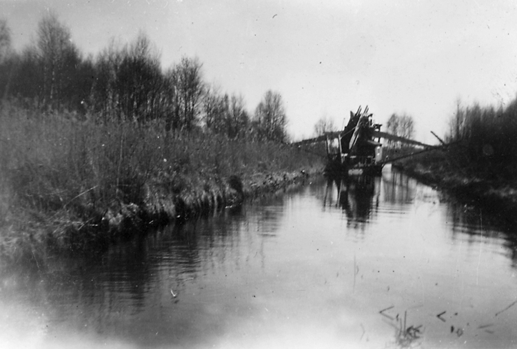 Mudderverk rensar upp kanalerna vid sjösänkningen av Hornborgasjön.
1930-40-tal.