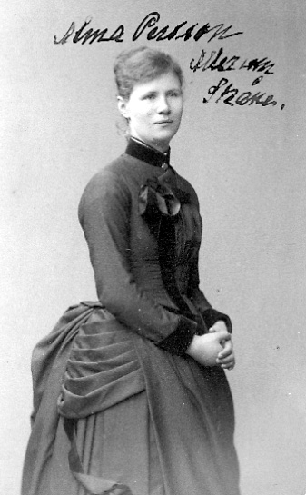 Alma Persson, ? , Skåne.

Charlotte Hermanson, f. 1852, drev fotoateljé på Torggatan 47 i Skara under åren 1885-1916. Filial i Lundsbrunn.