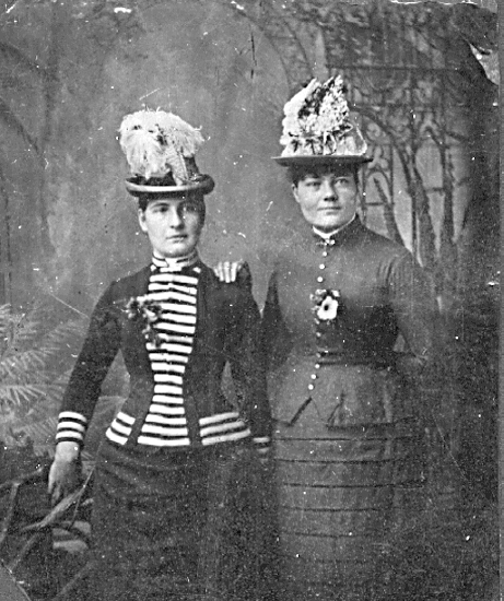 Fotot är en ferrotypi, på fotot är Amanda och en väninna. Amanda står till höger på fotot.
Amanda Pettersson-Broholm född 1866-06-17. Emigrerade till USA år 1886, avled i Gary i Indiana 1919-04-22.