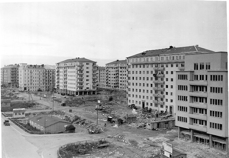 2000-08-14, AS. Byggnation av bostäder på Gärdet i Stockholm.

Gärdet, stadsdel i Stockholm belägen på en del av Norra Djurgården som uppläts av staten för exploatering 1928.Stadsplanen utgör en bearbetning av andraprisförslaget i tävling 1929(arkitekter Stig Dranger och David Helldén) och är ett av de första exemplen på fristående "hus i park". Det flacka Nedre G., mellan Valhallavägen och Askrikegatan, är symmetriskt planerat kringTessinparken, medan Övre G. är mer kuperat och visar en friare husgruppering. I slutet av 1930-talet infördes där punkthuset som bostadshustyp i Sverige. Stadsdelen har senare utvidgats.
http://www.ne.se/jsp/search/article.jsp?i_art_id=189305