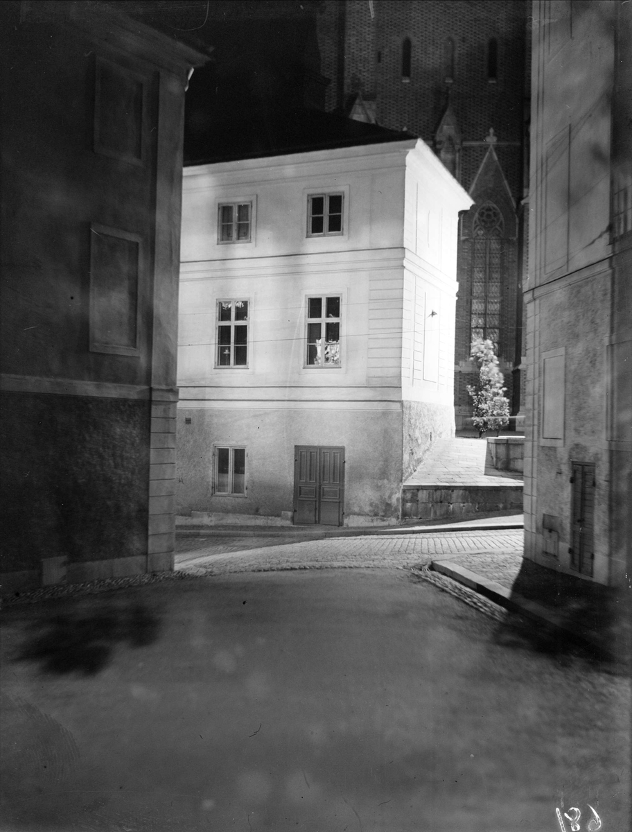 Konsistoriehuset och Uppsala domkyrka i nattljus 1929