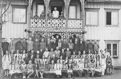 Gruppebilde, personer, klær, bygning.