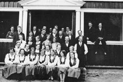 Gruppebilde, personer, klær, bygning. Samme som 040133.