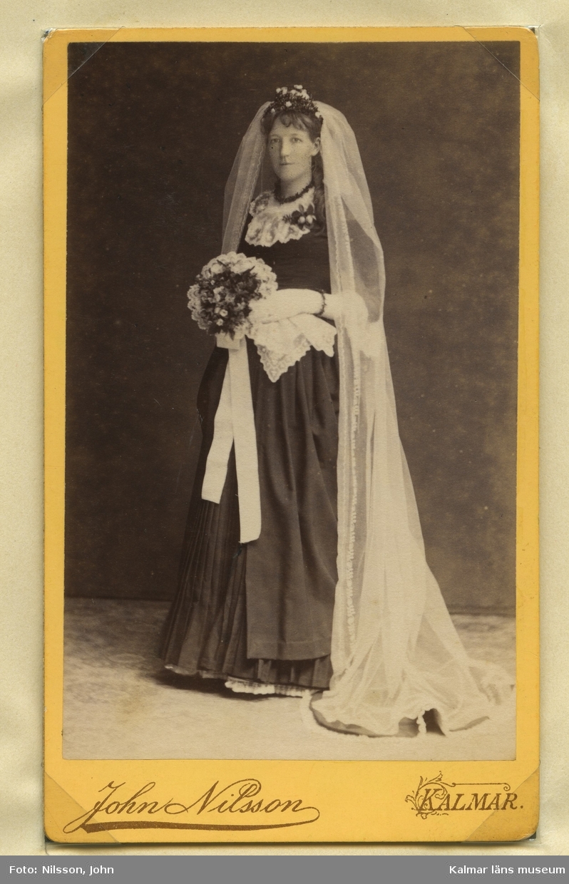 Fru Anna Sophia Sandsten, född Åberg, som brud 1886 vid giftermålet med flaggunderofficeren Carl Sandsten.