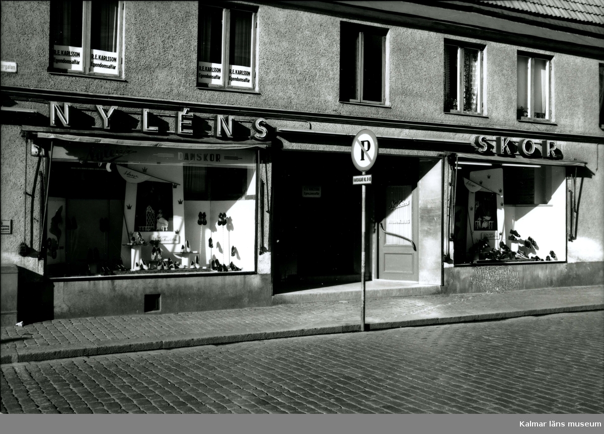 Nyléns Skomagasin
Innehav: W Nylen, Frejagatan 15.
Foto 1950-10-05