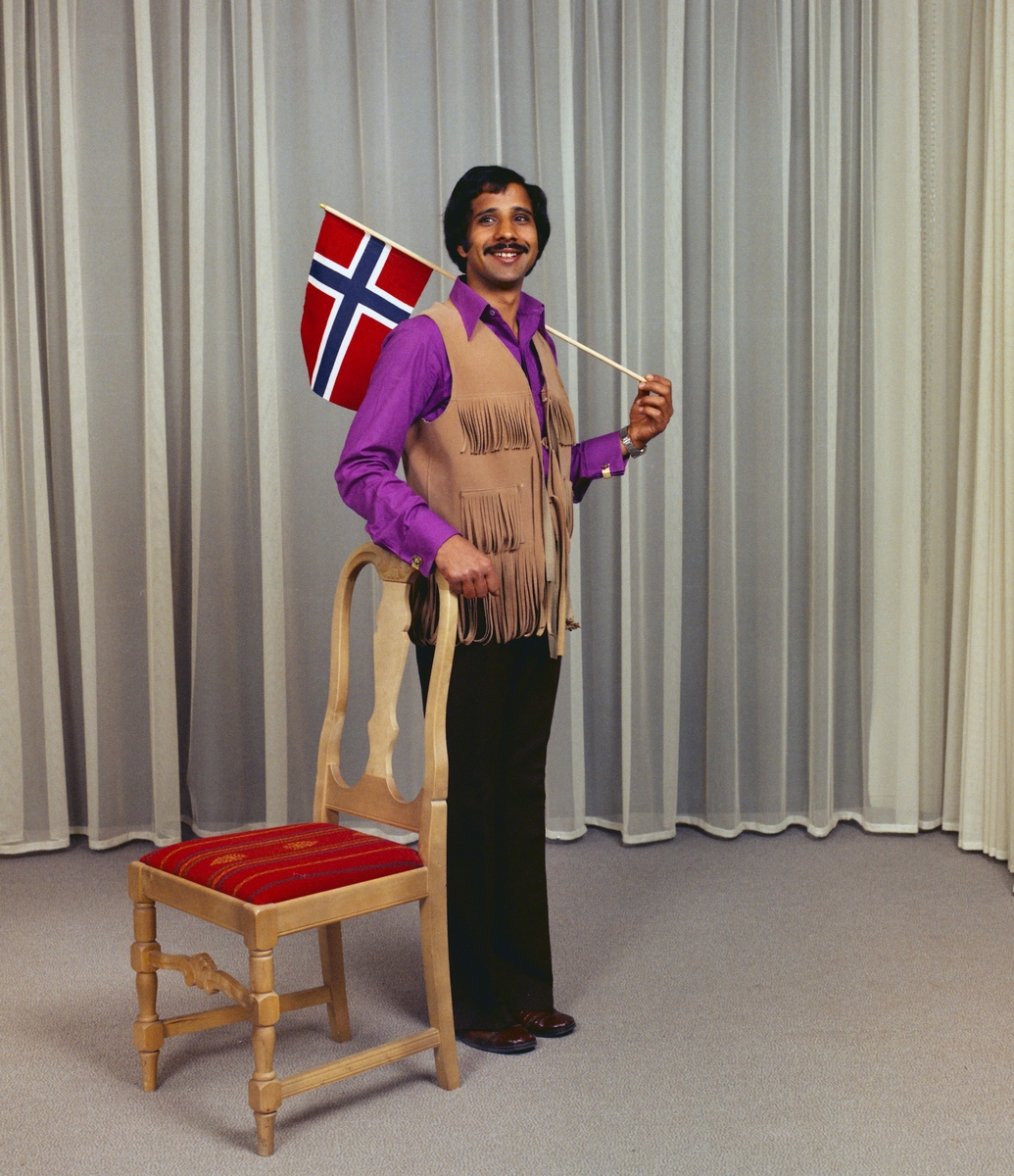 Studioportrett av innvandrer dagen før 17.mai