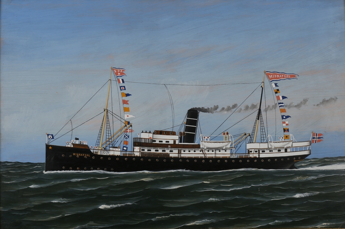 Skipsportrett av DS MIDNATSOL under fart med flagg akter samt signalflagg. Rederivimpel i formast samt vimpel med skipsnavn i bakre mast.