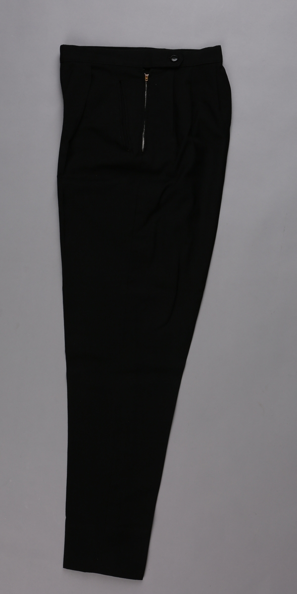 Uniformsbukse, del av telegrafist-uniform bestående av jakke, skjørt, bukse og uniformslue for kvinne.