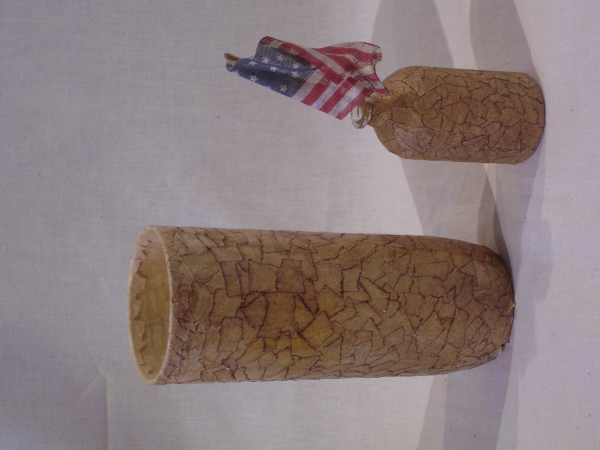 Vase og flaske,  dekorert med krepp-papir