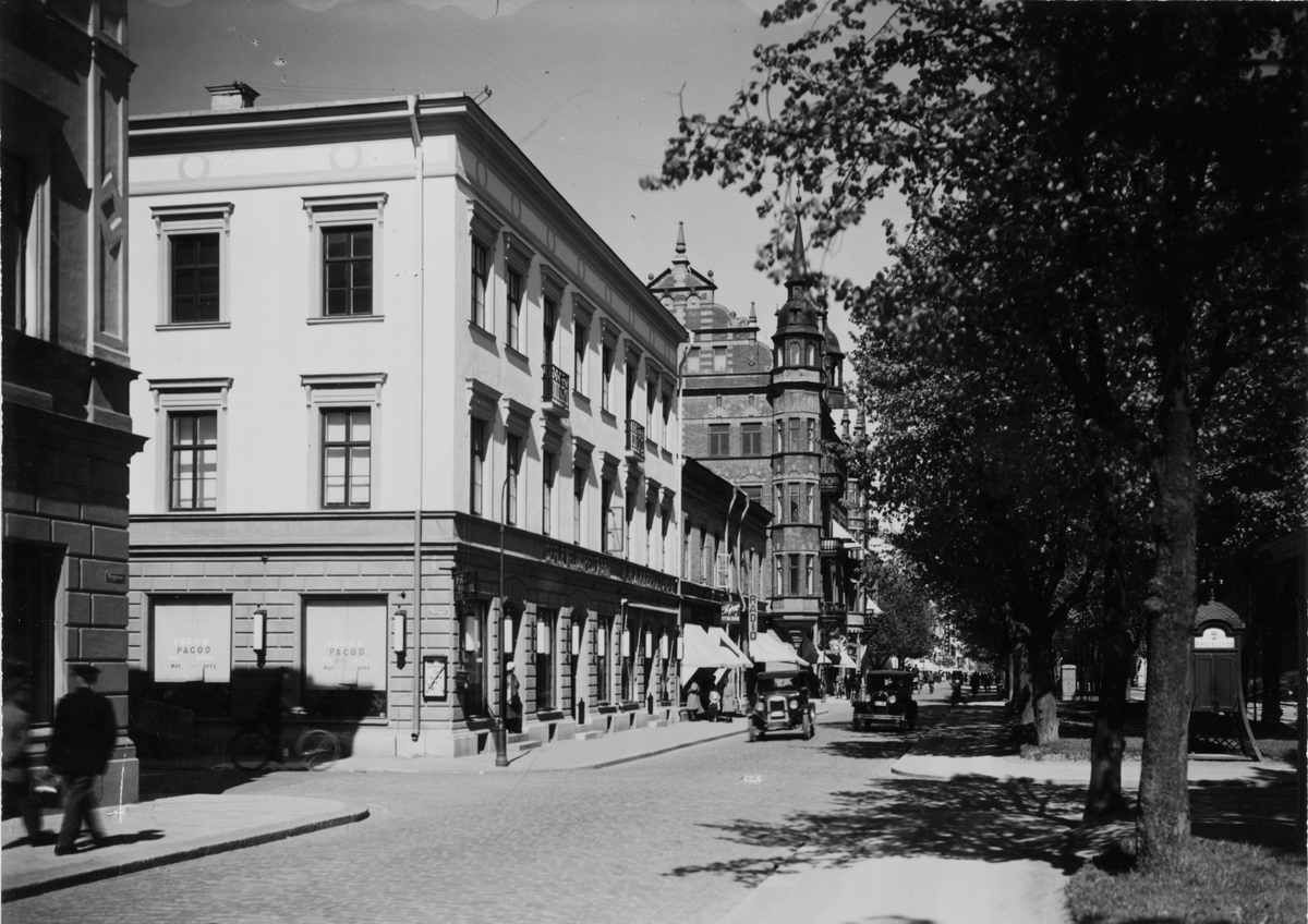 Väster om Kungsgatan. I bakgrunden Gevaliapalatset. - Länsmuseet ...