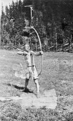 Person, pil og bue, skigard, naturforhold.