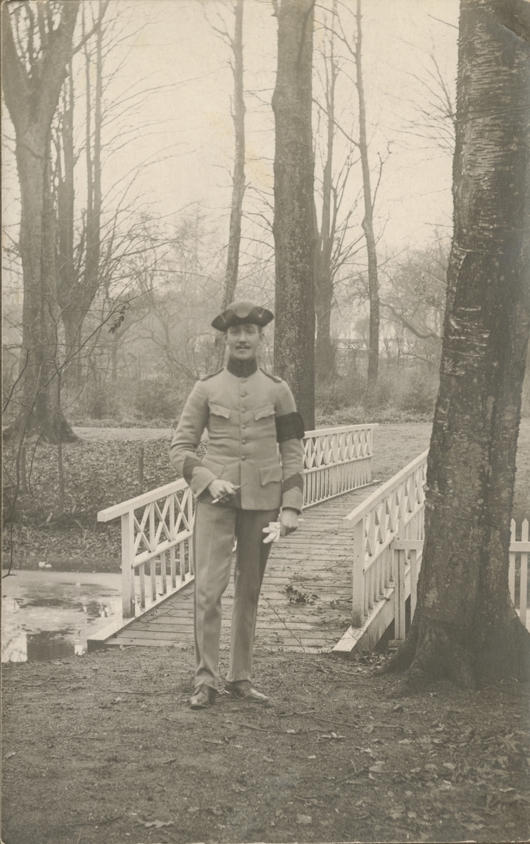 Soldat stående på en bro.