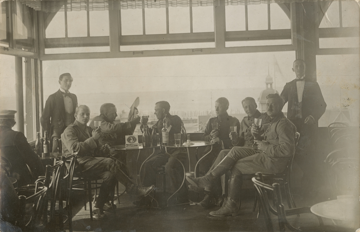 En grupp soldater på en restaurang vid havet.