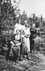 Gruppebilde, personer, klær, naturforhold.