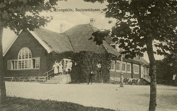 Enligt Bengt Lundins noteringar: "Societetshuset med personal. Ljungskile".