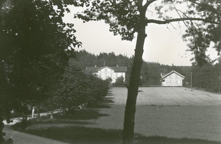 Enligt Bengt Lundins noteringar: "Simmeröds Landtbruksskola. 1907-1921. Rektor under denna tid var J.F. Hallborg. Ljungskile".