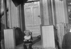 Barn, klær, bygning.