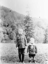Barn, klær, naturforhold.