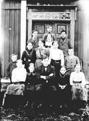 Gruppebilde, personer, klær, bygning.