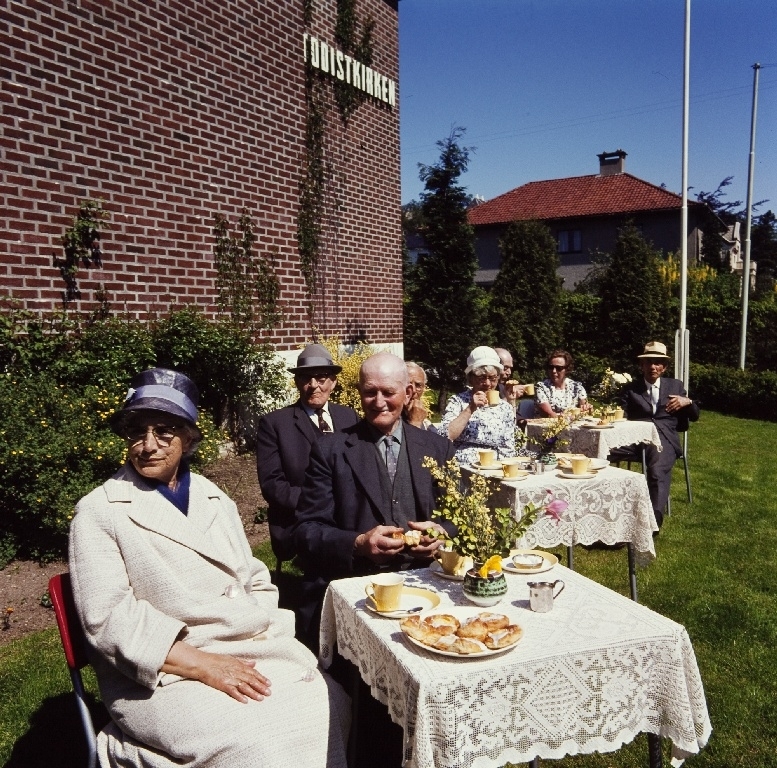 Pensjonister til bedriften Jonas Øglænd Sandnes får servert kafe og kake på det ukentlige møtet i Metodistkirken på Sandnes