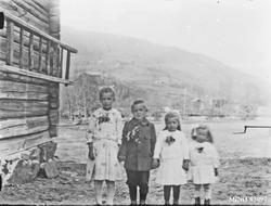 Barn, klær, bygning, naturforhold.