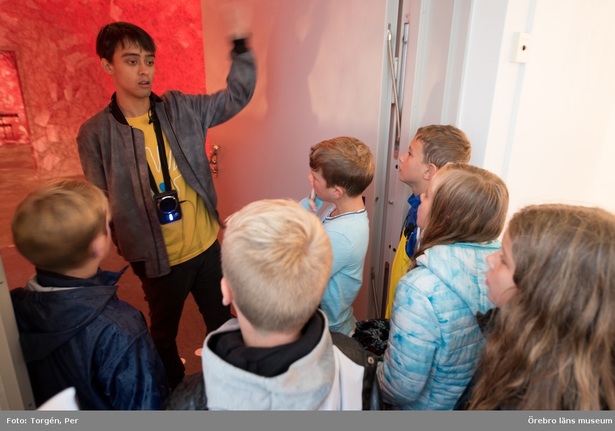 Open ART Kids visning åk 3, Lillåns södra skola blir guidade av Tobias Bradford.