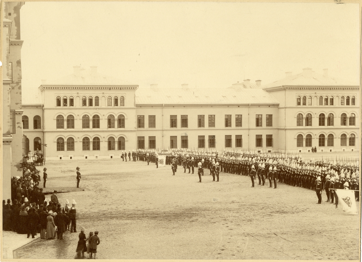Kung Oscar II talar till Andra livgardet (Göta livgarde I 2) vid dess nya kaserner år 1890.