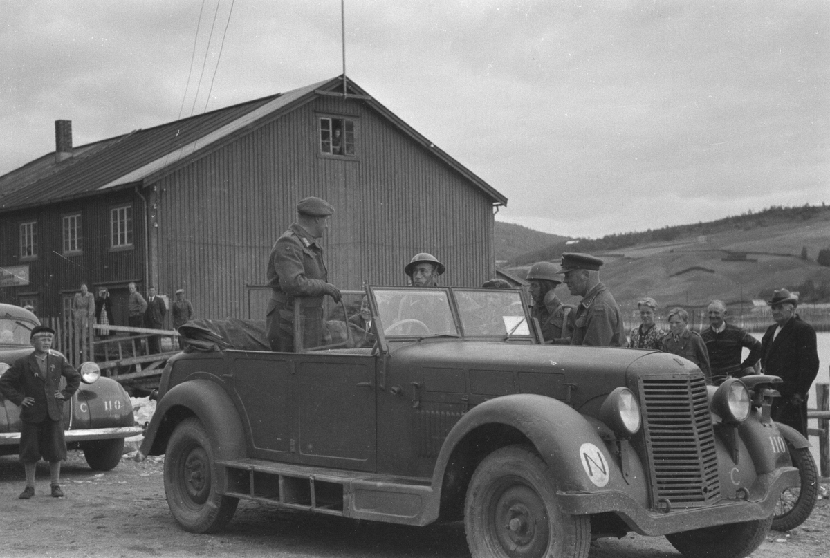 Kronprins Olav ankommer Mosjøen etter frigjøringen. Her på kaia stående i åpen bil.