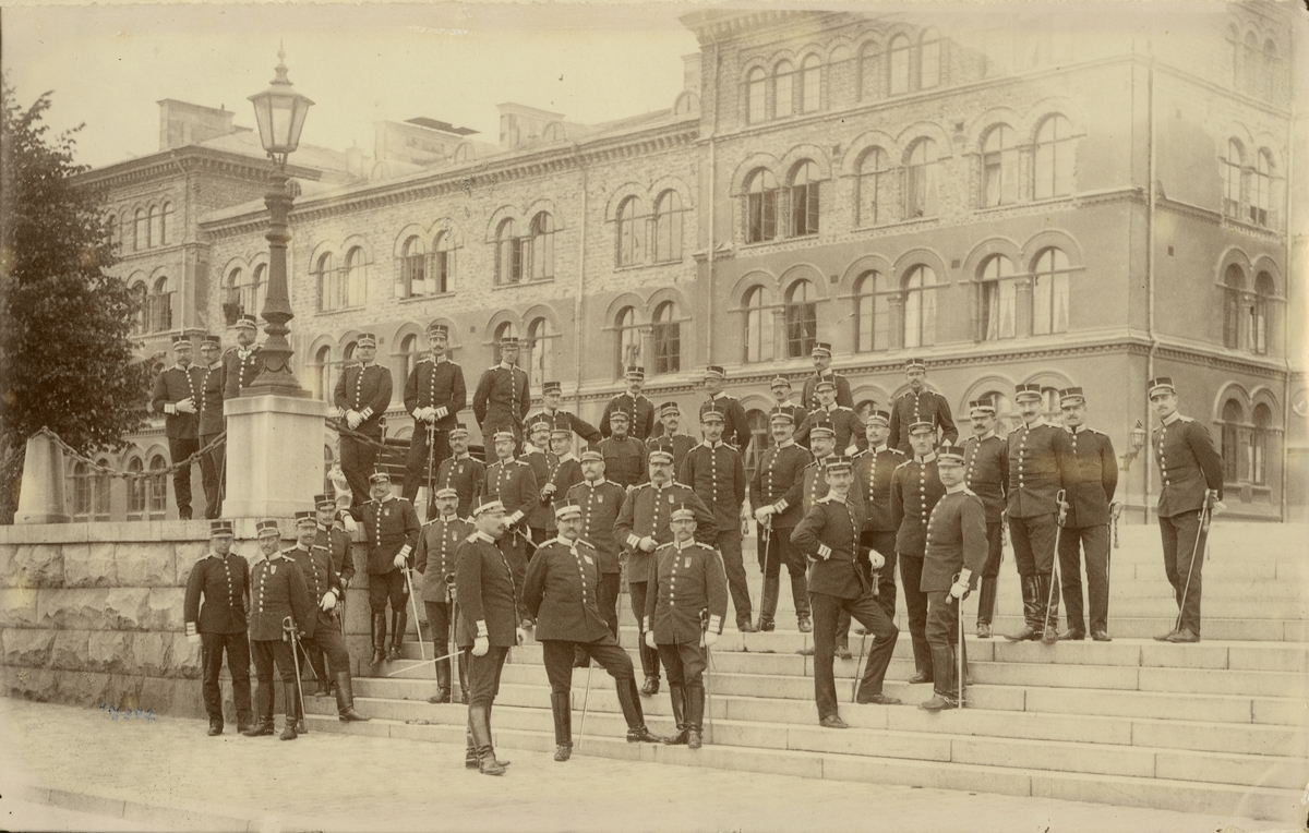 Officerare vid Göta livgarde I 2 utanför kasernerna, omkring 1900.