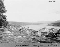 Gårdsbruk, personer, skigard, naturforhold.