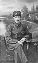 Mann, klær, bord og stol, bygning, naturforhold.