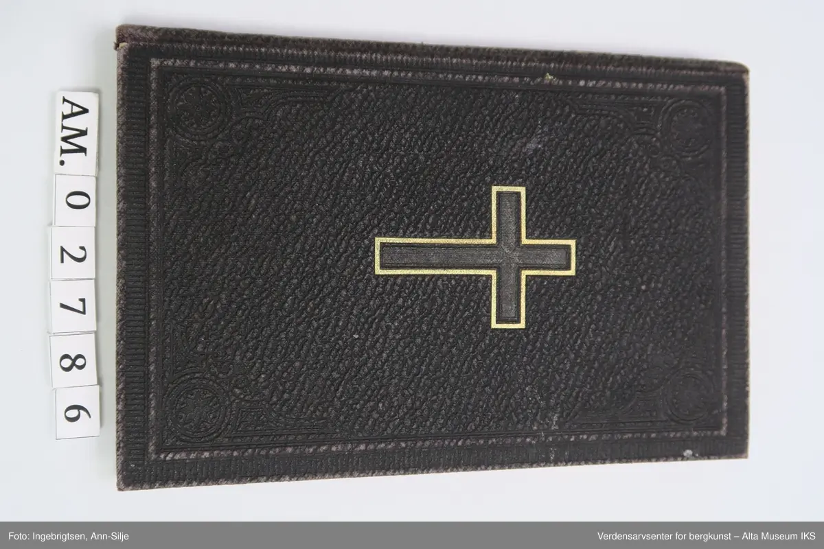 Form: Innbundet bok med permer i skinn. Latinsk kors på frontperm. Teksten i boka er trykt med gotiske bokstaver.