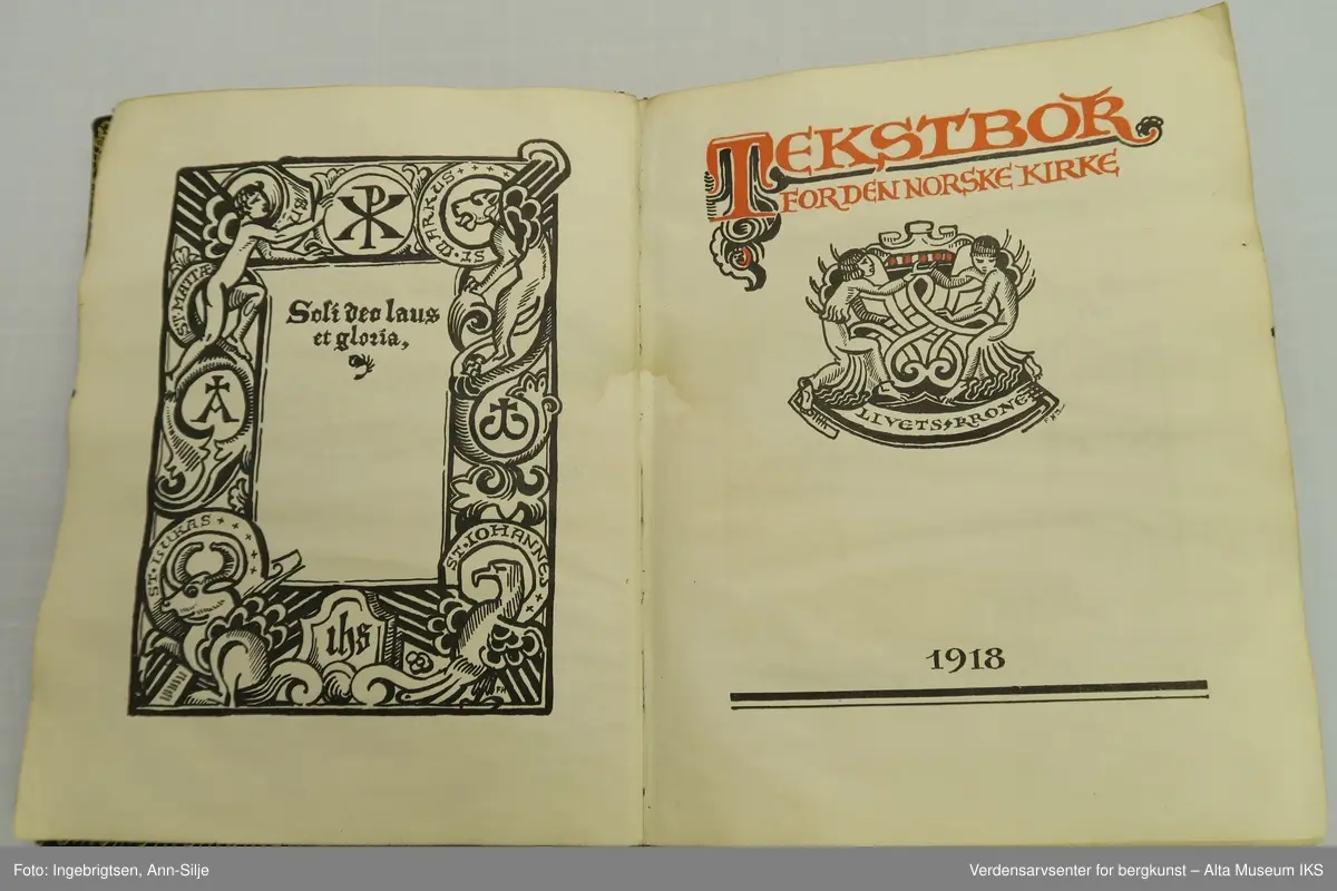 Form: Innbundet i praktbind med gullsnitt. Det er motiver av religiøse symboler på permen og inn i boka.