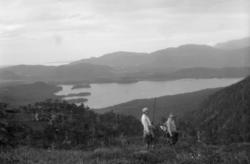 To kvinner på fjelltur. Trolig en plass i Møre og Romsdal. D