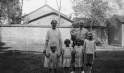 Foto av en familie. Usikkert hvor, men trolig fotografert på