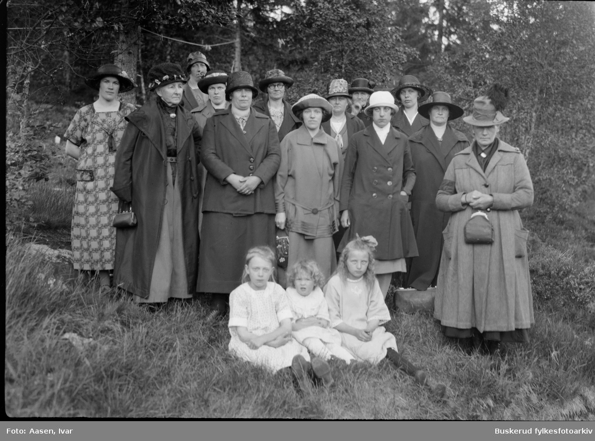 Fra området rundt Tunhovdfjorden og Pålbufjorden
ca 1925
Gruppe kvinner