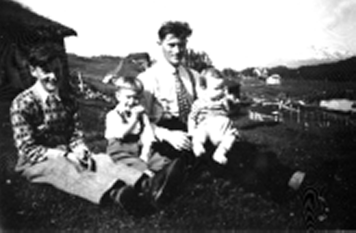 Jakob Pedersen, Russevåg f.ca 1915 d.1982.
Barna på bildet er Ragnar, Edvind og Vidar.