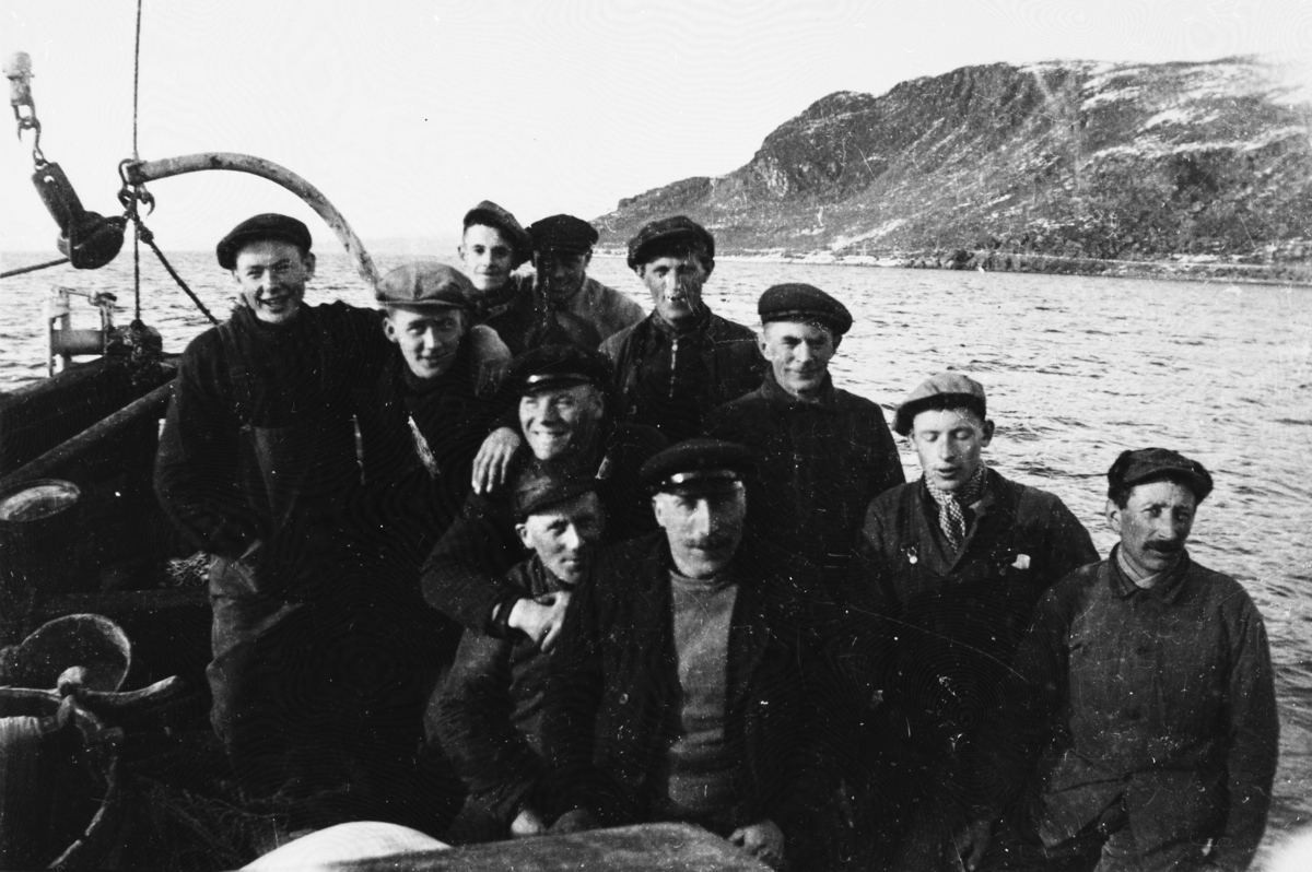 Mannskap på tur heim fra Finnmark med M/K Johan Drage, T 33 TN. Ca 1930-35.
