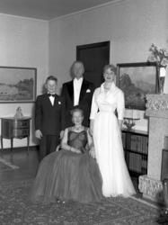 Portrett av to kvinner, en mann og en gutt ikledd galla-antr