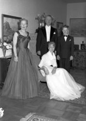 Portrett av to kvinner, en mann og en gutt ikledd galla-antr