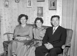 Familiebilde fra en konfirmasjon, trolig med konfirmanten se