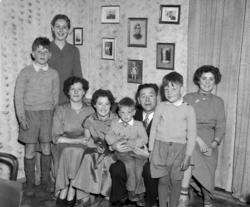 Familiebilde fra en konfirmasjon, trolig med konfirmanten se