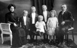 Avfotograferte slektsbilder, trolig fra Øienslekten. Bildene