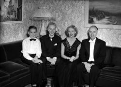 Foto trolig fra en konfirmasjon i 1955, hvor vi på bildet se