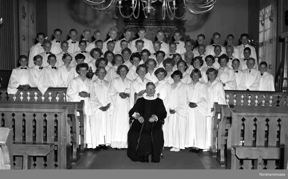 Prost Angvik og konfirmanter høsten 1954. Det første konfirmantkullet ...